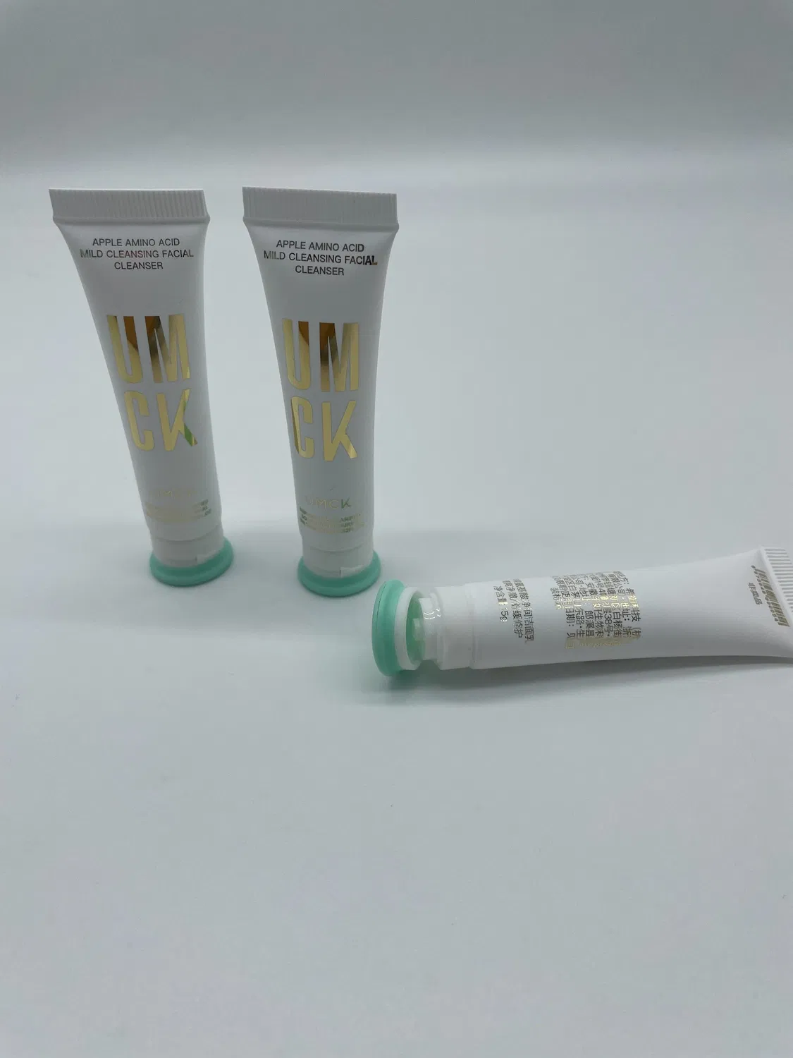 スキンケア用生分解性竹包装プラスチックチューブ美容使用竹キャップ包装カスタムロゴ付き